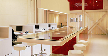 點綴著半透明的紅色平面和引人注目的結構細節